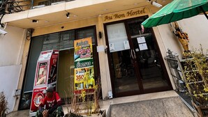Un hotel con un letrero que dice 'Au Bon Hotel' y una entrada visible.