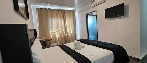Deluxe Double Room | Desk, laptop workspace, free WiFi