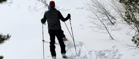 Une personne qui fait du ski sur une pente enneigée.