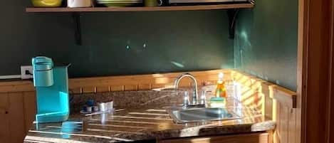 Refrigerador, microondas, cafetera y tetera y comedor