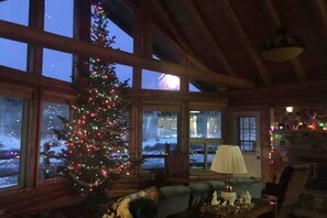 Interior - Cabin Rental for Large Groups Ideal for Colorado Glamping (Walden)