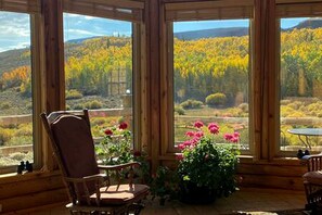 Interior - Cabin Rental for Large Groups Ideal for Colorado Glamping (Walden)