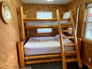 1 bedroom, WiFi, bed sheets - The Lazy Acorn Cabin in Boon, MI (Boon)