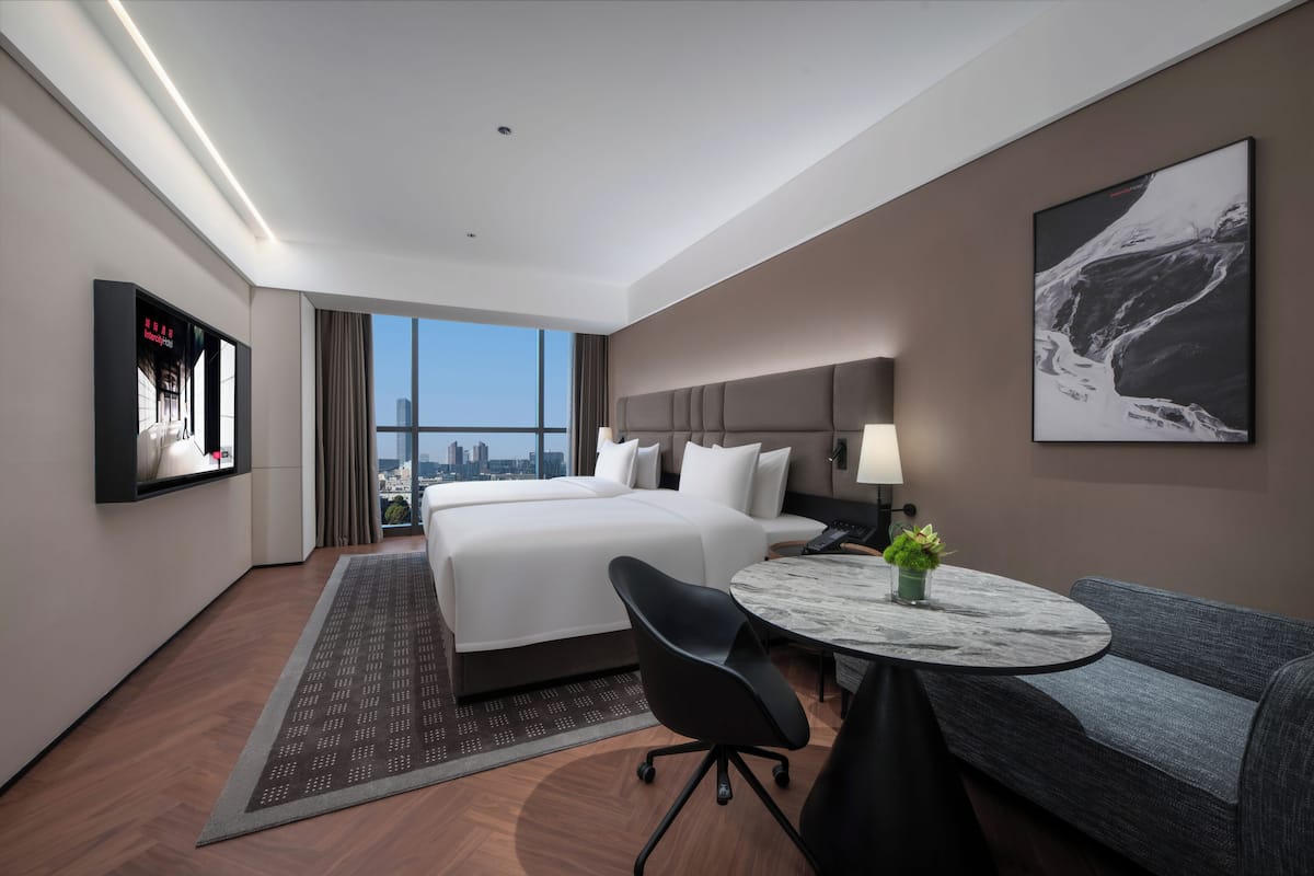 Chăn bông, nệm Select Comfort, minibar với thức uống miễn phí, bàn