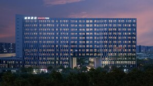 Un hôtel moderne, avec une façade ponctuée de nombreuses fenêtres, une entrée bien visible et une enseigne indiquant qu’il s’agit de l’hôtel Intercity.