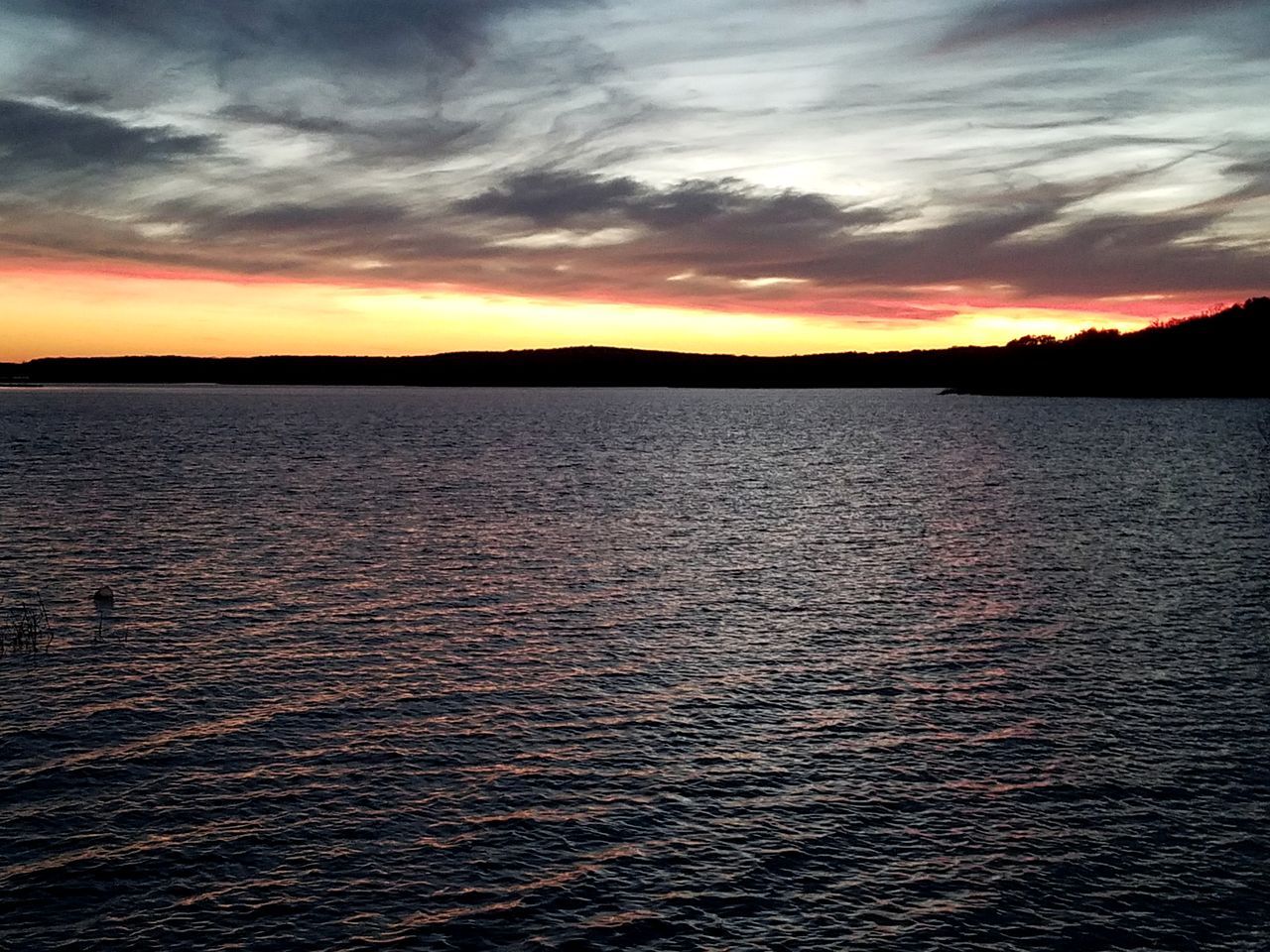 Stille vand der spejler himlen.