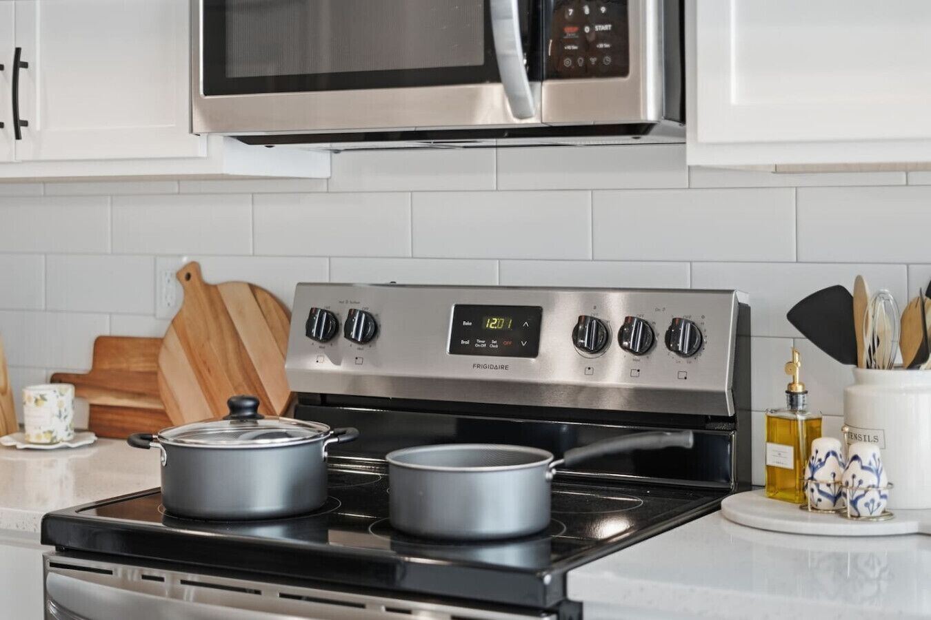 Réfrigérateur, four à micro-ondes, un four, surface de cuisson