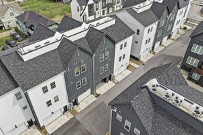 A residential area with modern houses featuring gabled roofs and a central garage. - Urban Southern Getaway|Game Room & Golf Range Net (Chattanooga)