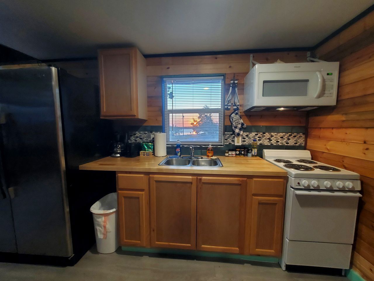 Microwave, oven, cookware/dishes/utensils