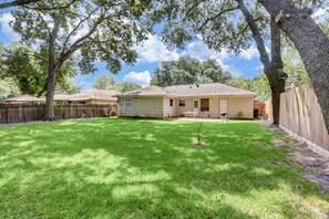 Exterior - Relaxing Houston Stay | Simple & Comfortable (Houston)