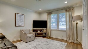 Unclassified image, 3 of 13, button - Relaxing Houston Stay | Simple & Comfortable (Houston)