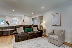 Living area - Relaxing Houston Stay | Simple & Comfortable (Houston)