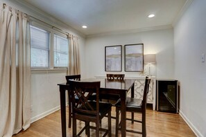 Dining - Relaxing Houston Stay | Simple & Comfortable (Houston)