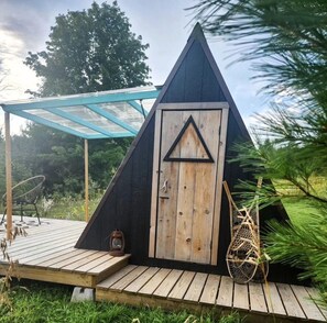 Terrace/patio - A-Frame Serenity: Tiny Cabin with Panoramic Scenery in Michigan's Tranquil Setting (Boyne Falls)