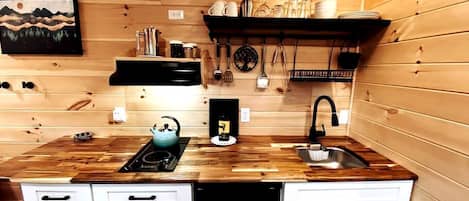 Cafetière/bouilloire, réfrigérateur, plaque de cuisson