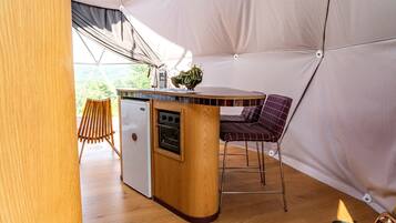 Una cocina compacta equipada con refrigerador, horno y una pequeña encimera.