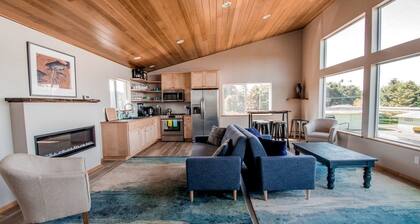 Charming Tiny Home Retreat with Lodge Amenities Near Ocean Beaches, Lincoln County, OR