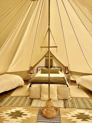 1 bedroom, bed sheets
