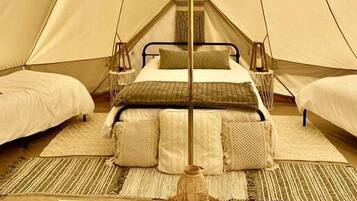 1 bedroom, bed sheets