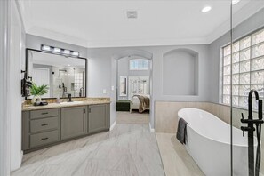 Shower, hair dryer, bidet, towels - Stylish Family Getaway | Fully Furnished Home (Las Vegas)