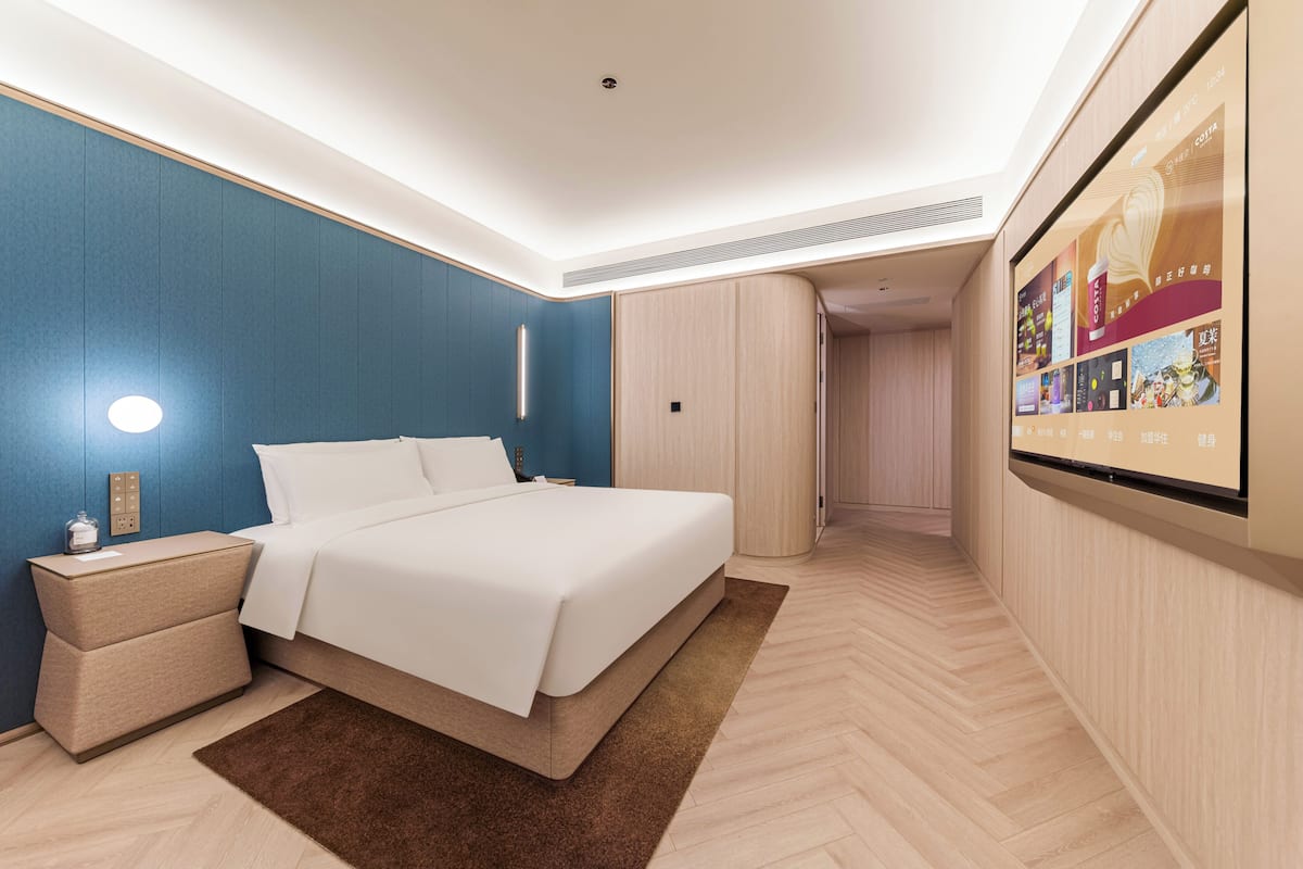 Bộ đồ giường cao cấp, chăn bông, minibar với thức uống miễn phí, bàn