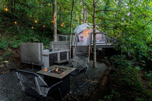 Experience Unrivaled Luxury: Exclusive Dome with Hot Tub and Unique Views in North Carolina