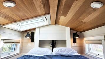 1 bedroom, desk, WiFi, bed sheets