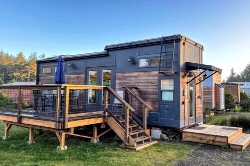 Incredible Tiny House with Fireplace in Waldport, Oregon