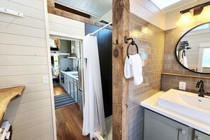 Towels, soap, shampoo, toilet paper - Incredible Tiny House with Fireplace in Waldport, Oregon (Waldport)