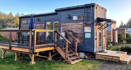 Incredible Tiny House with Fireplace in Waldport, Oregon