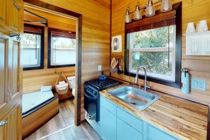 Jetted bath, towels, soap, shampoo - Impressive Tiny House in Waldport, Oregon (Waldport)