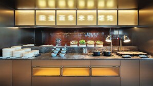Una cocina con un mostrador que exhibe diversos alimentos y utensilios.