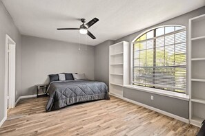 3 bedrooms, WiFi - Extended Stay Comfort | Prime Location + Garage (Carrollton)
