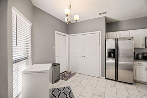Interior - Extended Stay Comfort | Prime Location + Garage (Carrollton)