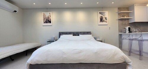 Lovely 1-bedroom apartment with AC in vibrant 부산