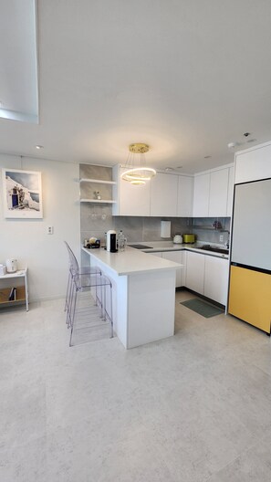 Jääkaappi, mikroaaltouuni, kahvin-/teenkeitin, vedenkeitin