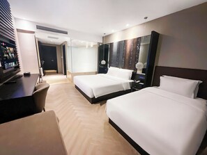 Cubrecamas y minibar con artículos gratuitos 