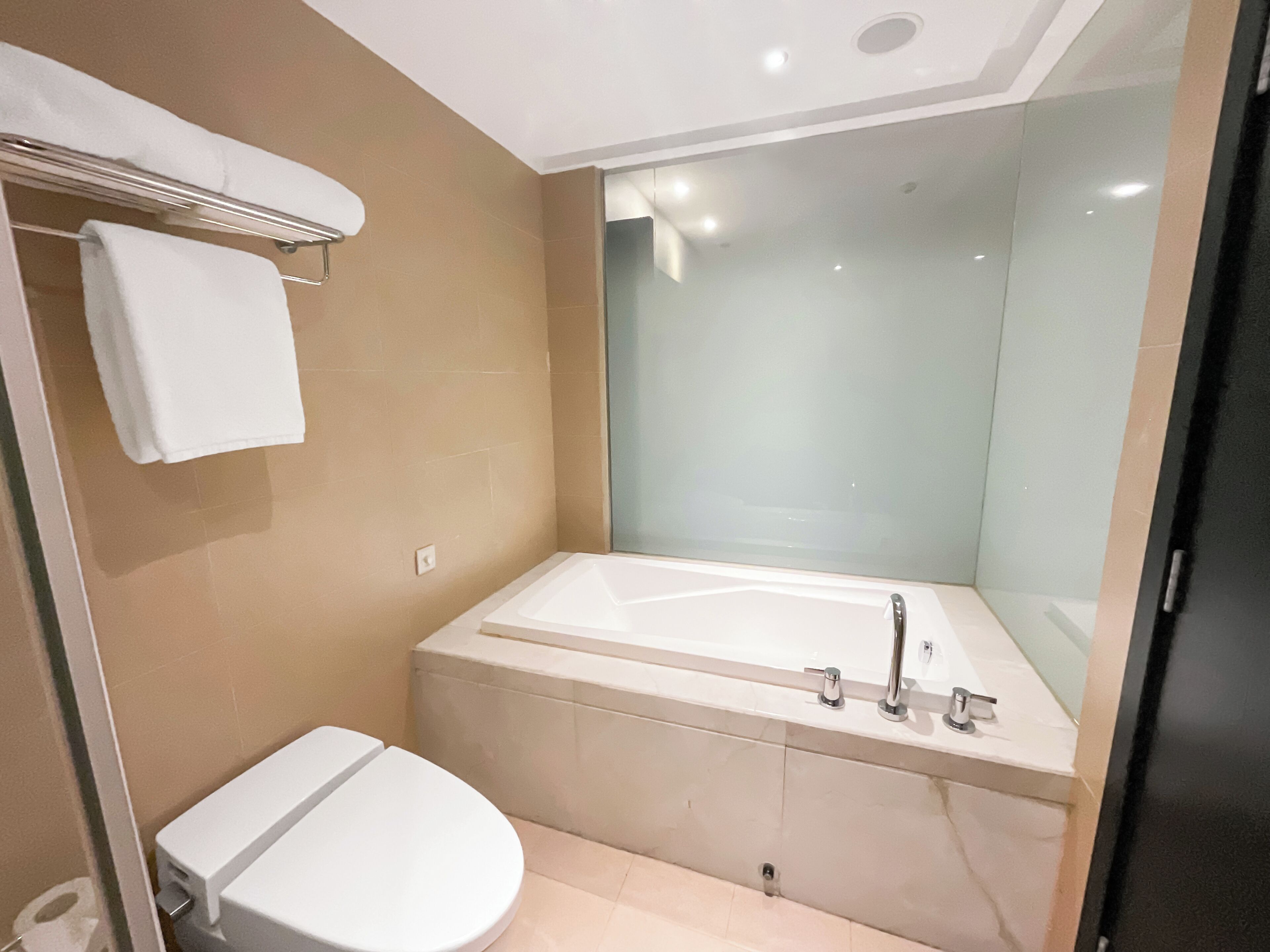 Habitación familiar con 2 camas individuales | Baño | Artículos de higiene personal ecológicos, secador de pelo y albornoces