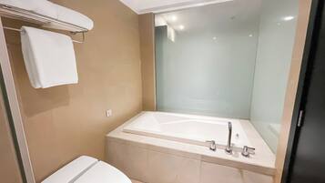 Habitación familiar con 2 camas individuales | Baño | Artículos de higiene personal ecológicos, secador de pelo y albornoces