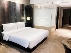 高级双人房 | 羽绒被、迷你吧(备有免费物品)、客房内保险箱、办公桌