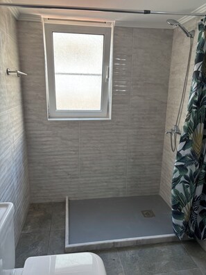 Douche, sèche-cheveux, serviettes fournies