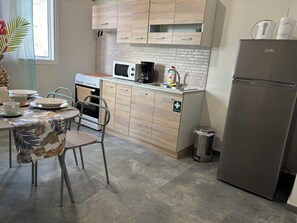 Réfrigérateur, four, cafetière/bouilloire, bouilloire électrique