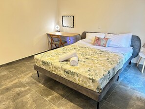 3 bedrooms, in-room safe, iron/ironing board, WiFi - Coral Urbanite (Rodos)