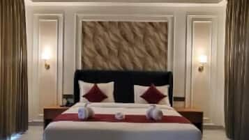 Family Suite, Balcony, Pool View | Peti besi dalam bilik, kalis bunyi, Wi-fi percuma, akses kerusi roda