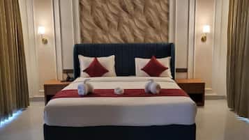 Family Suite, Balcony, Pool View | Peti besi dalam bilik, kalis bunyi, Wi-fi percuma, akses kerusi roda