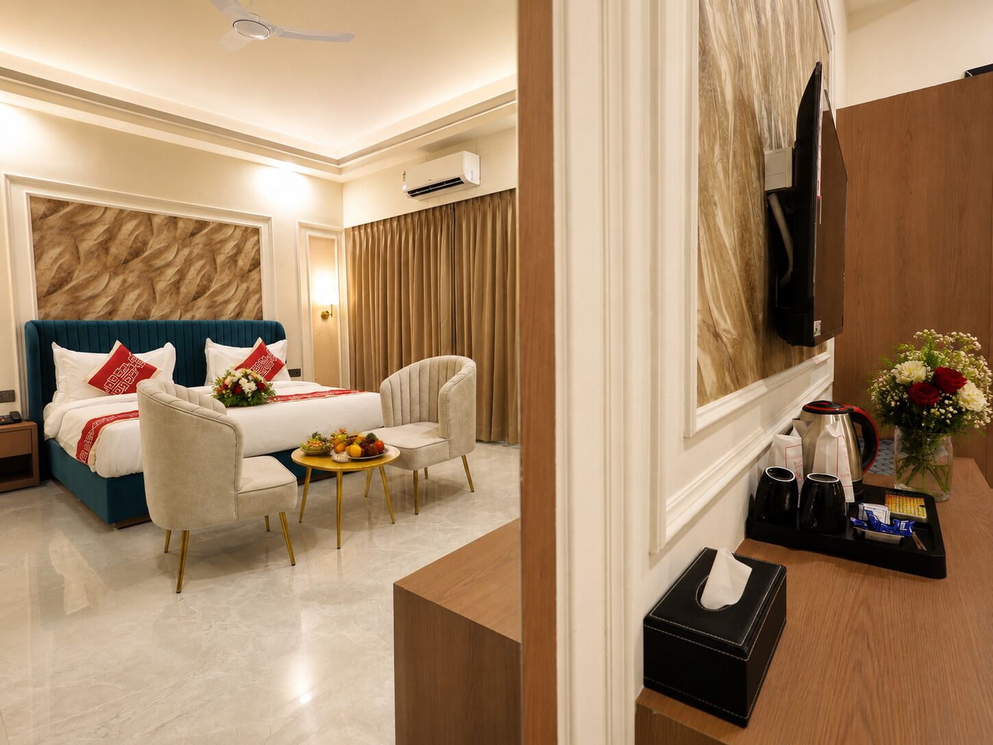 Family Suite with Jacuzzi | In-room safe, soundproofing, free WiFi, bed sheets