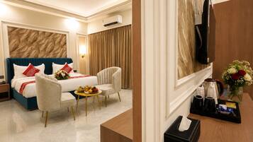 Family Suite with Jacuzzi | In-room safe, soundproofing, free WiFi, bed sheets