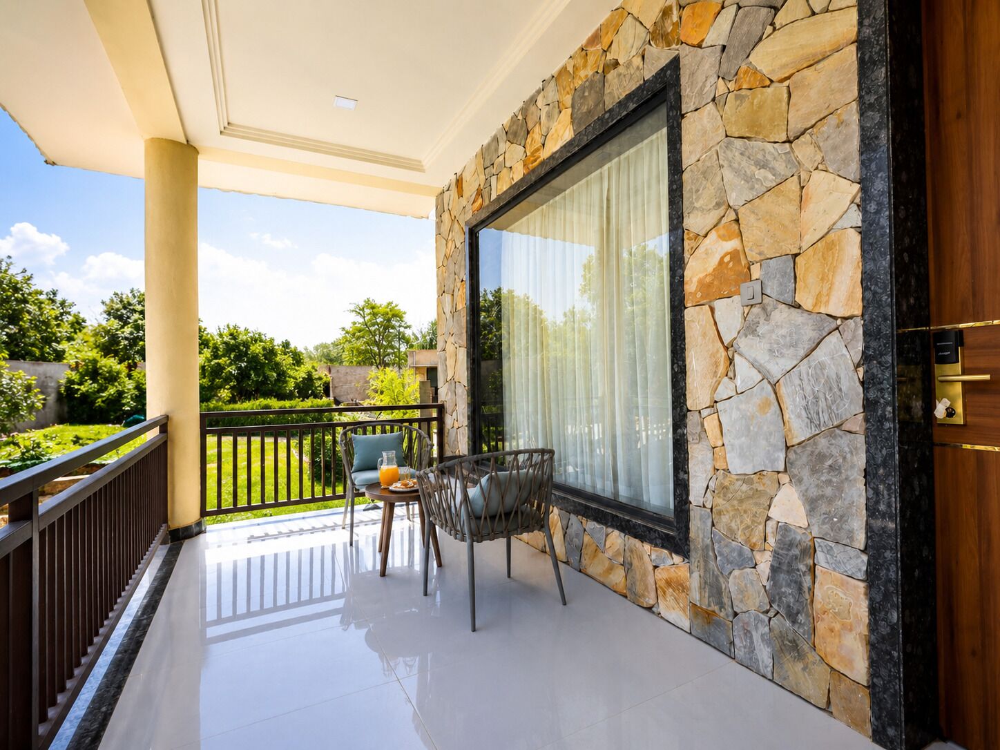 Luxury Room Balcony with Jacuzzi | Utsikt mot trädgården