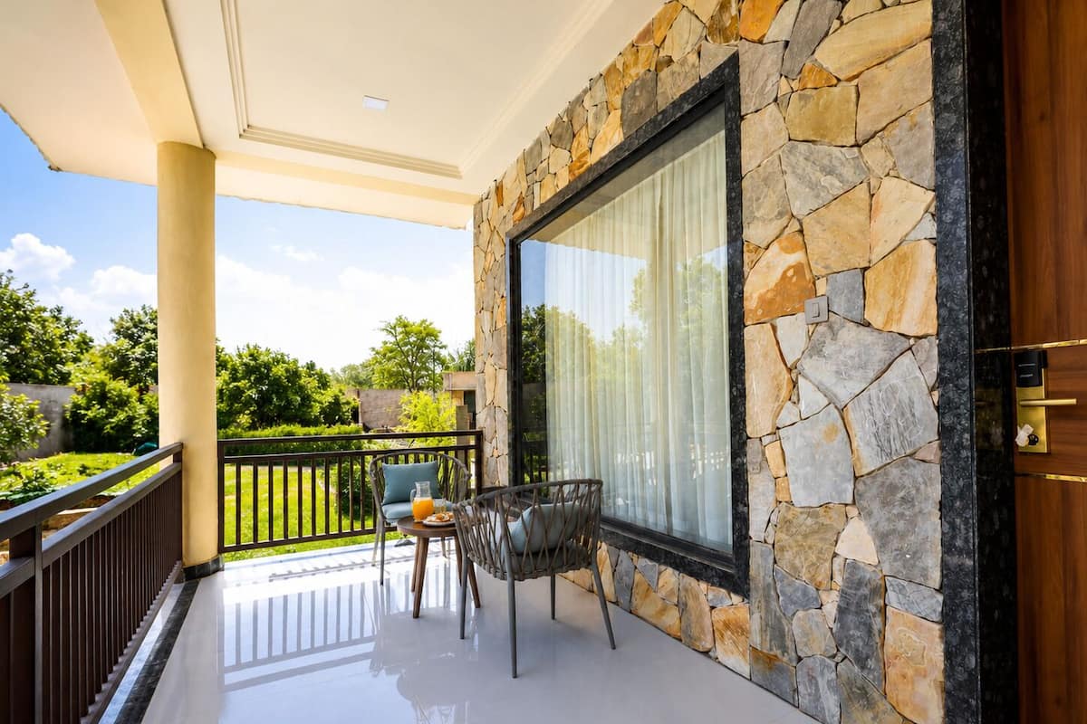 Luxury Room Balcony with Jacuzzi | Hageutsikt