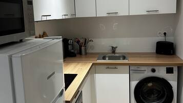 Kühlschrank, Mikrowelle, Ofen, Herdplatte